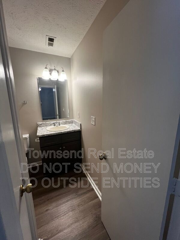 1425-C Ireland Dr. (No Pets) -Two Weeks Free Off First Full Month's Rent- property image