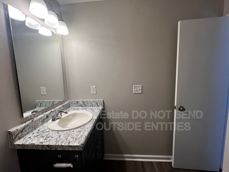 1425-C Ireland Dr. (No Pets) -Two Weeks Free Off First Full Month's Rent- property image