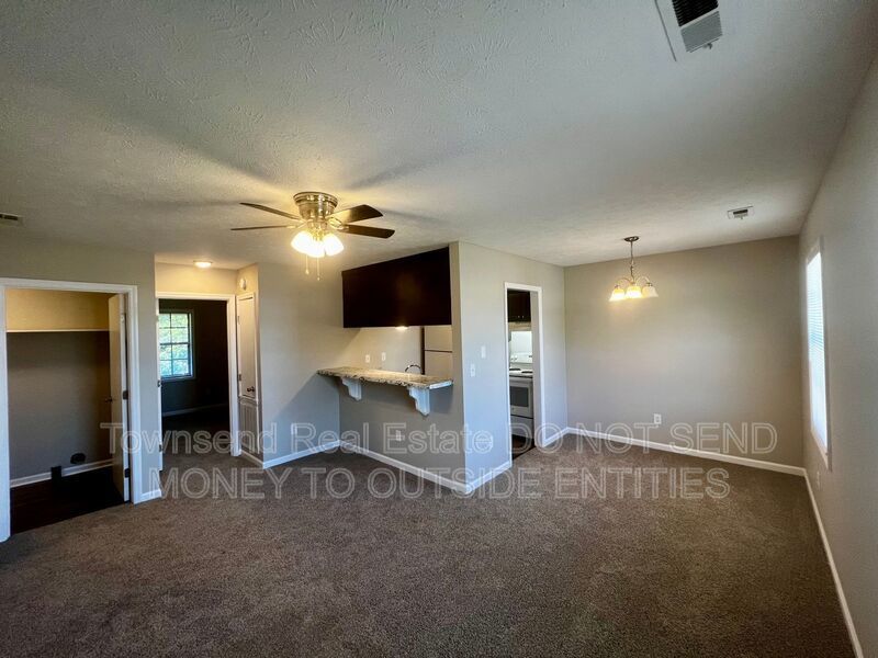 1425-D Ireland Dr. (No Pets)- Two Week Free Off First Full Month's Rent- property image