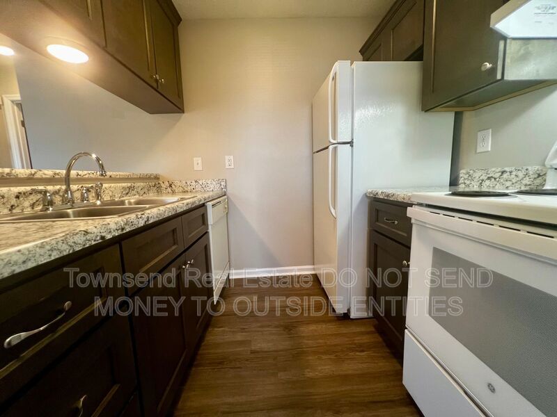 1425-D Ireland Dr. (No Pets)- Two Week Free Off First Full Month's Rent- property image