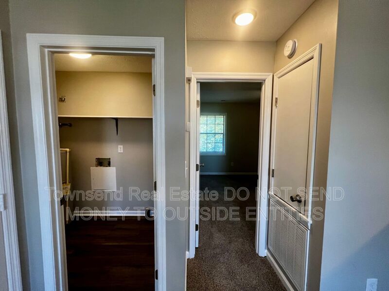 1425-D Ireland Dr. (No Pets)- Two Week Free Off First Full Month's Rent- property image
