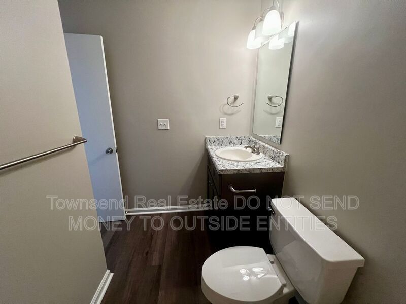 1425-D Ireland Dr. (No Pets)- Two Week Free Off First Full Month's Rent- property image